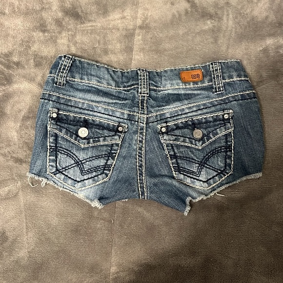 Medium wash Jean shorts - Picture 2 of 3